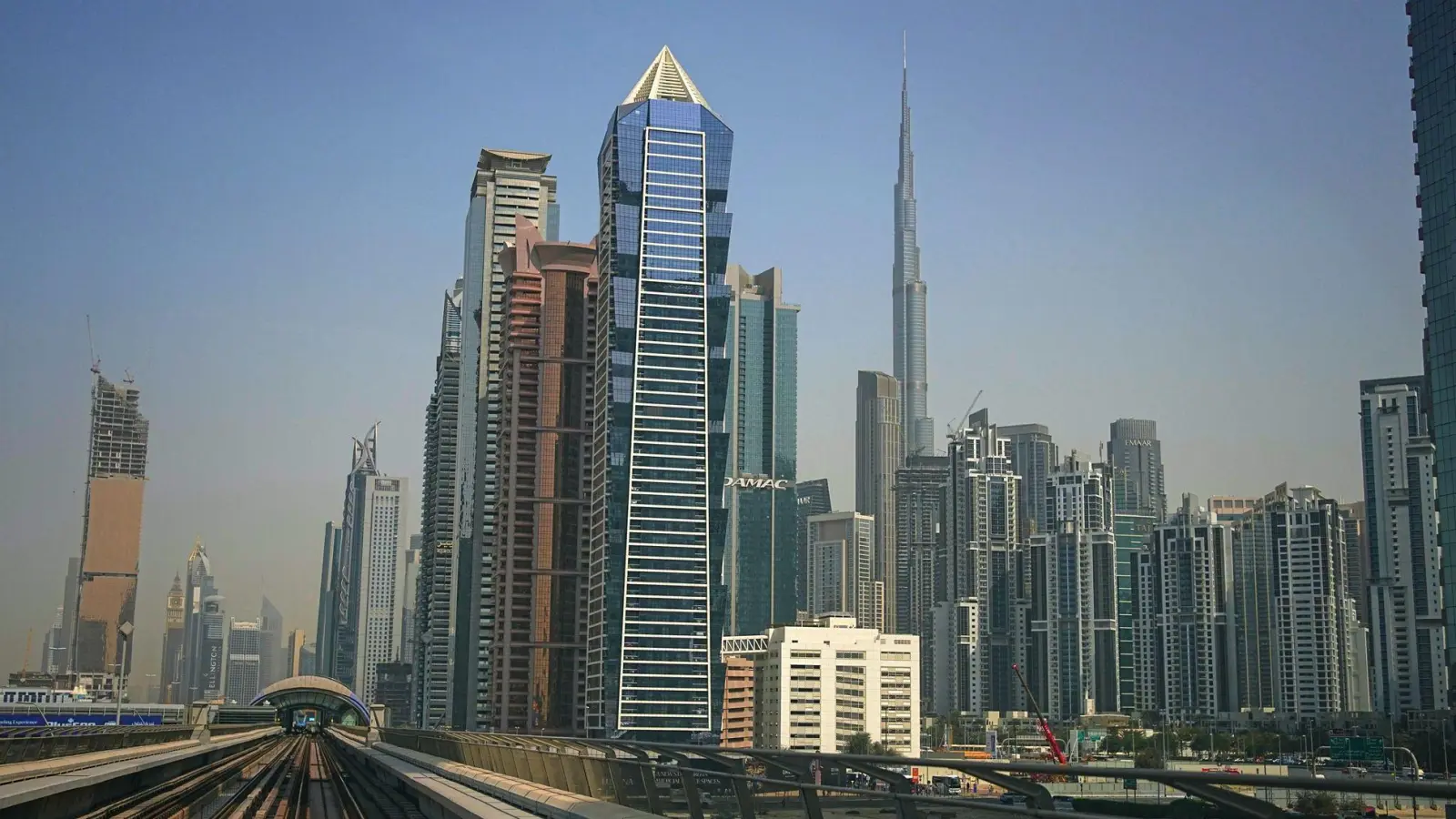 Auch mit Privatjets wollen Menschen aus der Golfregion ausreisen. (Archivbild) (Foto: Fatima Shbair/AP/dpa)