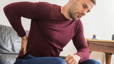 Bei Rückenschmerzen ist Schonen angesagt? Das ist ein Mythos. (Foto: Christin Klose/dpa-tmn)