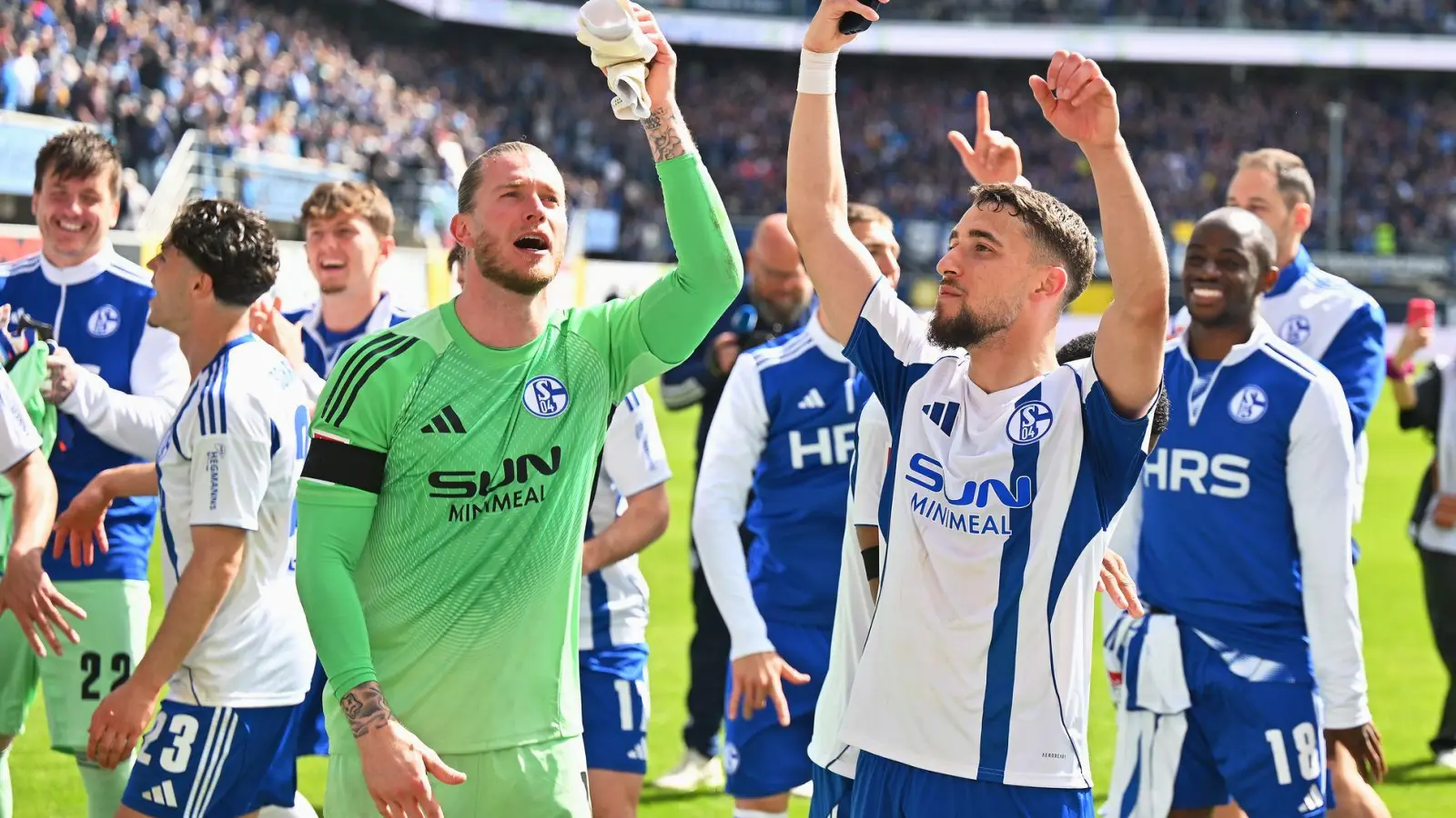 Jubelnde Schalker - auch am Samstagabend? (Archivbild) (Foto: Swen Pförtner/dpa)