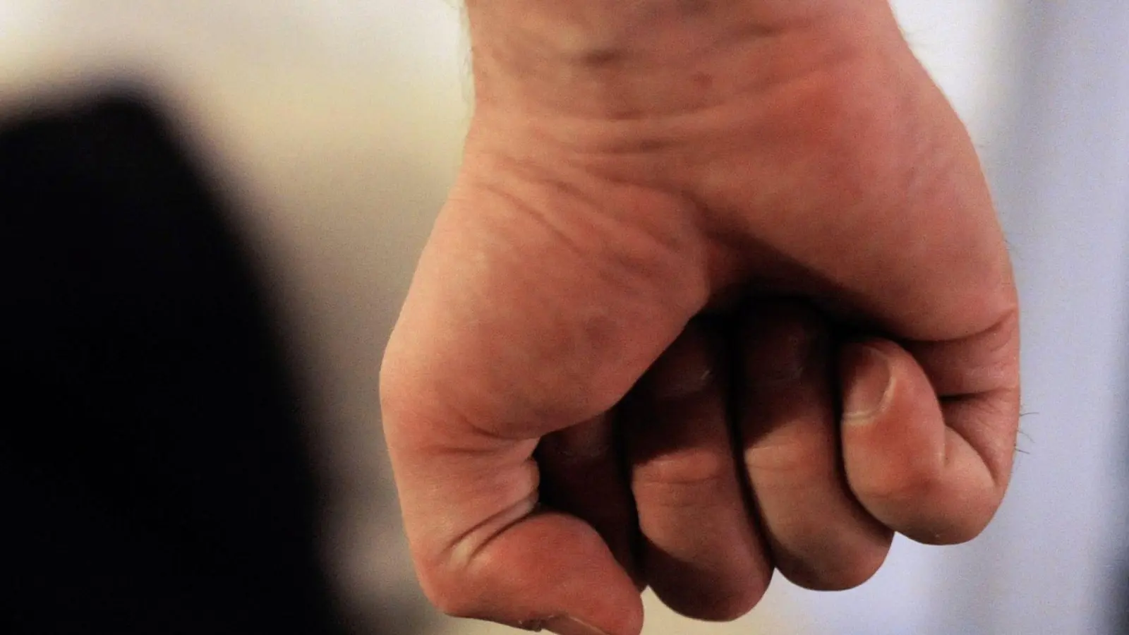 Weil ein 21-Jähriger sehr aggressiv auftrat, musste die Polizei ein Unterstützungskommando anfordern. (Symbolbild: Maurizio Gambarini/dpa)