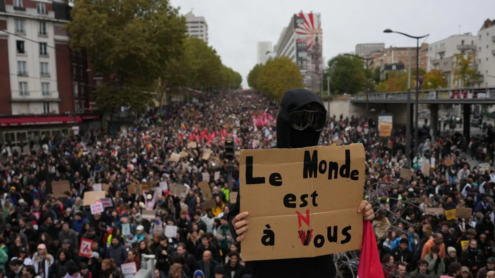 Die Proteste blieben größtenteils erst einmal friedlich.  (Foto: Thibault Camus/AP/dpa)