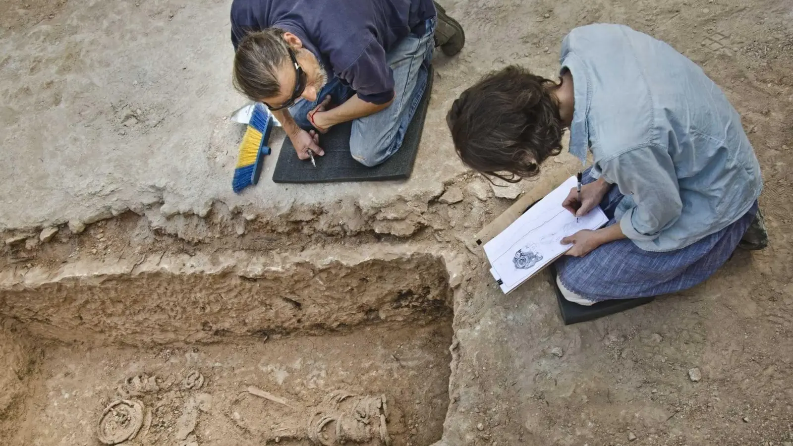 Archäologen finden Leiche von Nonne mit schweren Eisenringen (Foto: Yoli Schwartz/Israelische Altertumsbehörde/dpa)