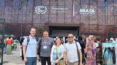 Prof. Dr. Dietrich Darr, Prof. Klemens Laschefski, Dr. Kathrin Meinhold und André Alves de Souza (von links) bei der COP30 in Brasilien. (Foto: privat)