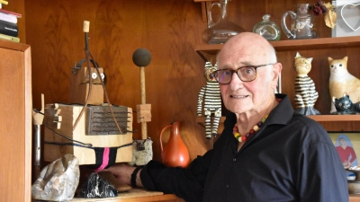 Heinz Kreiselmeyer und „Der Kämpfer“. Die Skulptur des Ansbacher Künstlers Jochen Sturm war ein Geschenk der Ermutigung in der Zeit der heftigen Auseinandersetzungen mit der Schuladministration. (Foto: Silvia Schäfer)