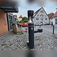 Wasser ist lebenswichtig – nicht nur an Trinkbrunnen wie jenem in Leutershausen. Doch Wasser wird im Landkreis Ansbach immer knapper: An mehreren Messstellen wurden nun historisch niedrige Grundwasserstände gemessen. (Symbolbild: Wolfgang Grebenhof)