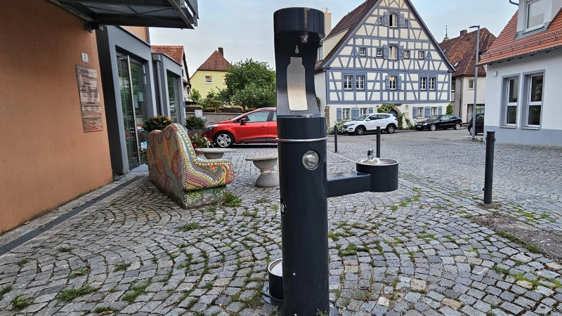 Wasser ist lebenswichtig – nicht nur an Trinkbrunnen wie jenem in Leutershausen. Doch Wasser wird im Landkreis Ansbach immer knapper: An mehreren Messstellen wurden nun historisch niedrige Grundwasserstände gemessen. (Symbolbild: Wolfgang Grebenhof)