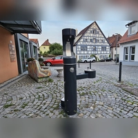 Ein Zwilling des Trinkbrunnens, der vor der Bibliothek am Ochsenhof steht, soll an der Doppelturnhalle beim Stadion in Leutershausen installiert werden. (Foto: Wolfgang Grebenhof)