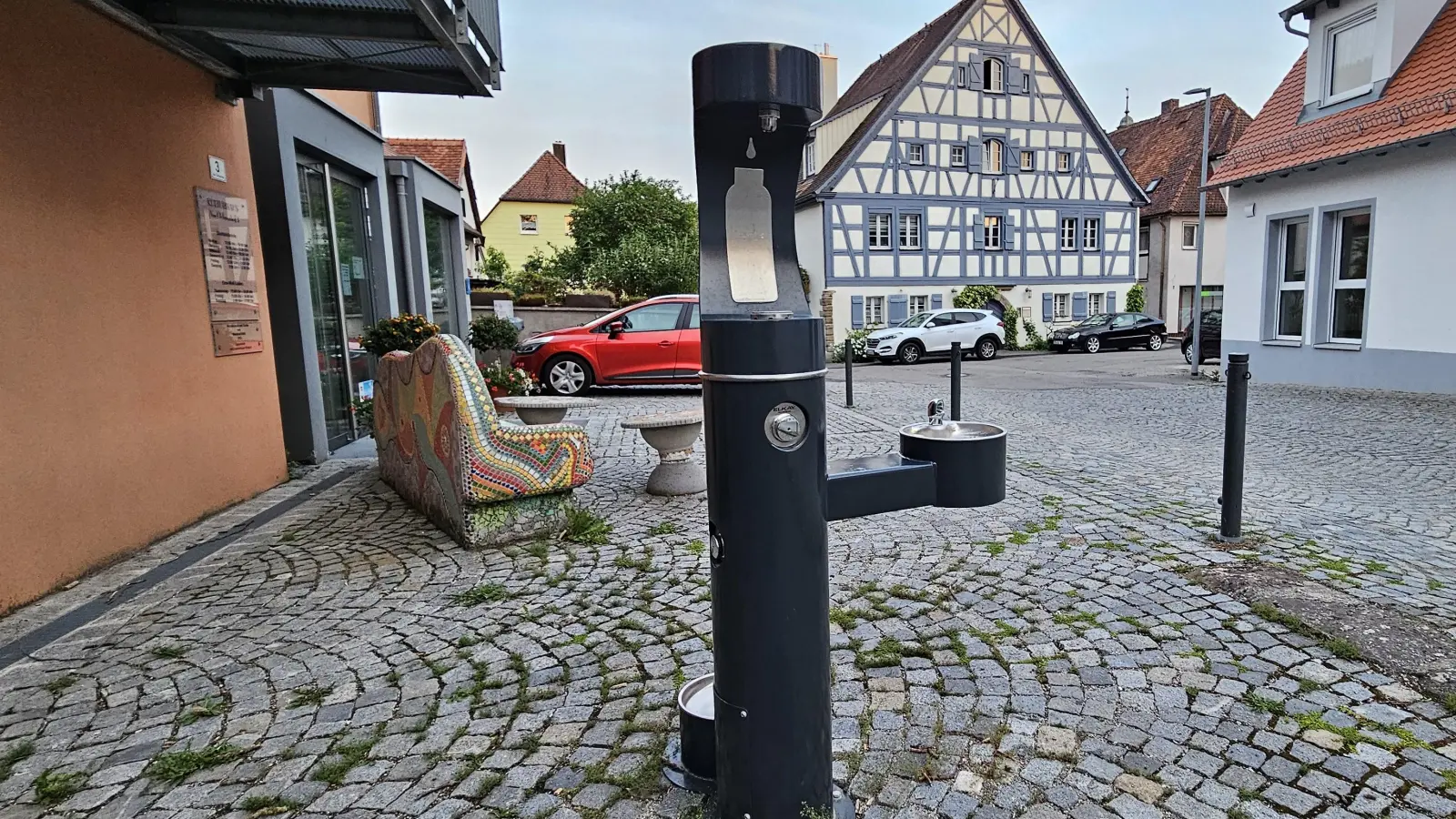 Ein Zwilling des Trinkbrunnens, der vor der Bibliothek am Ochsenhof steht, soll an der Doppelturnhalle beim Stadion in Leutershausen installiert werden. (Foto: Wolfgang Grebenhof)