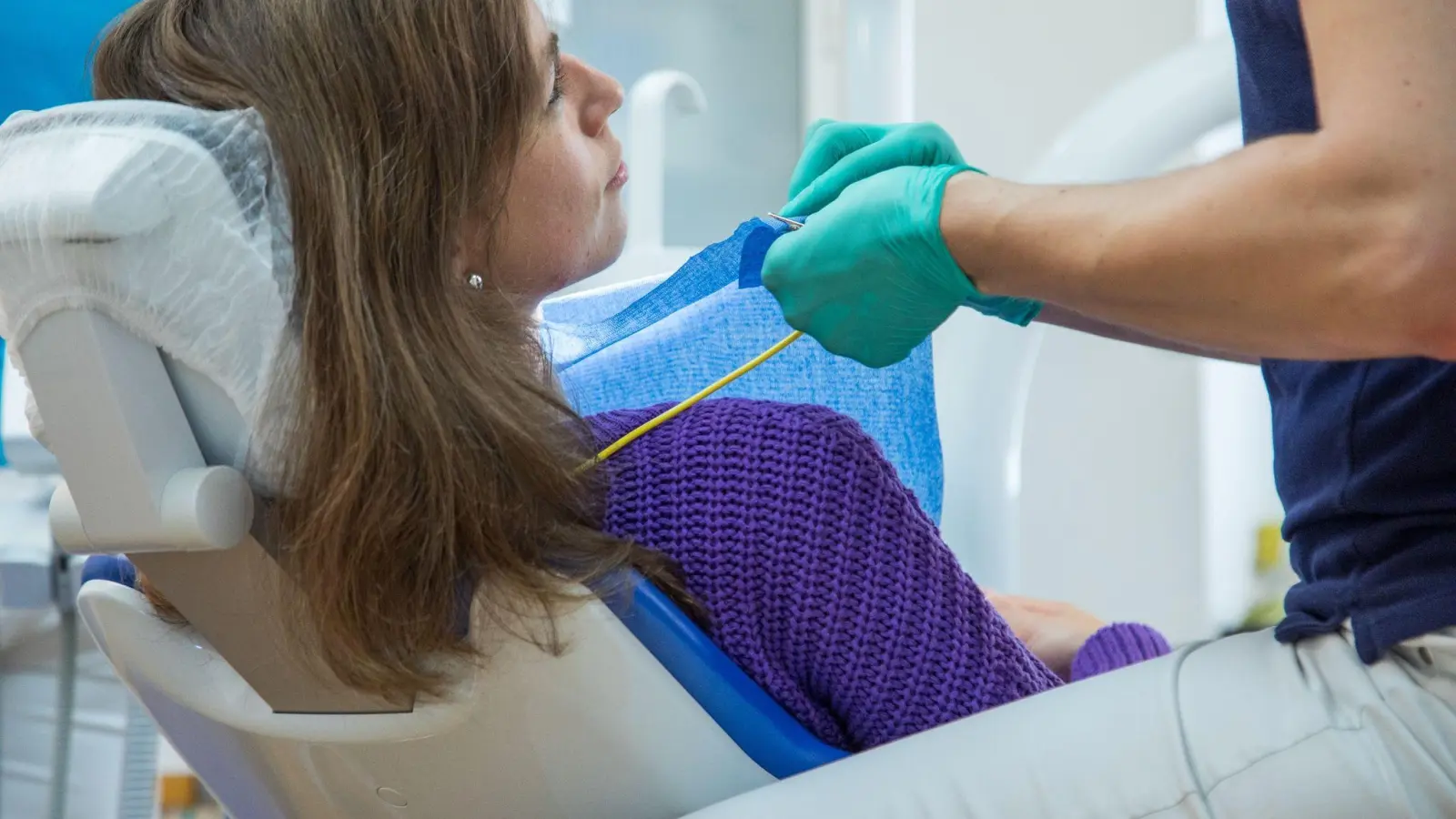 Patientinnen und Patienten können dazu beitragen, dass der Heilungsprozess nach der Weisheitszahn-OP möglichst gut verläuft. (Foto: Christin Klose/dpa-tmn)