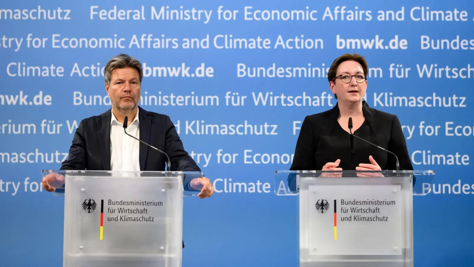 Klimaschutzminister Habeck und Bauministerin Geywitz während der Pressekonferenz nach dem Fernwärmegipfel. (Foto: Bernd von Jutrczenka/dpa)