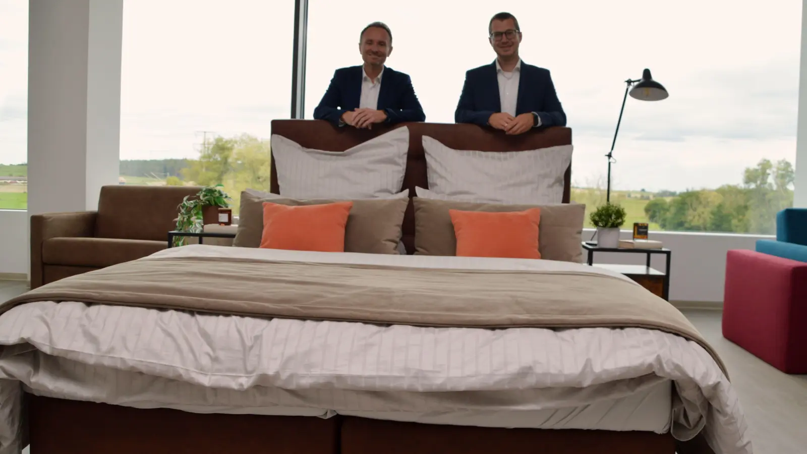 Geschäftsführer René Ender (links) und Vertriebsleiter Florian Abenthum vor dem Savoy-Dauerklassiker-Bett. (Foto: Johannes Zimmermann)
