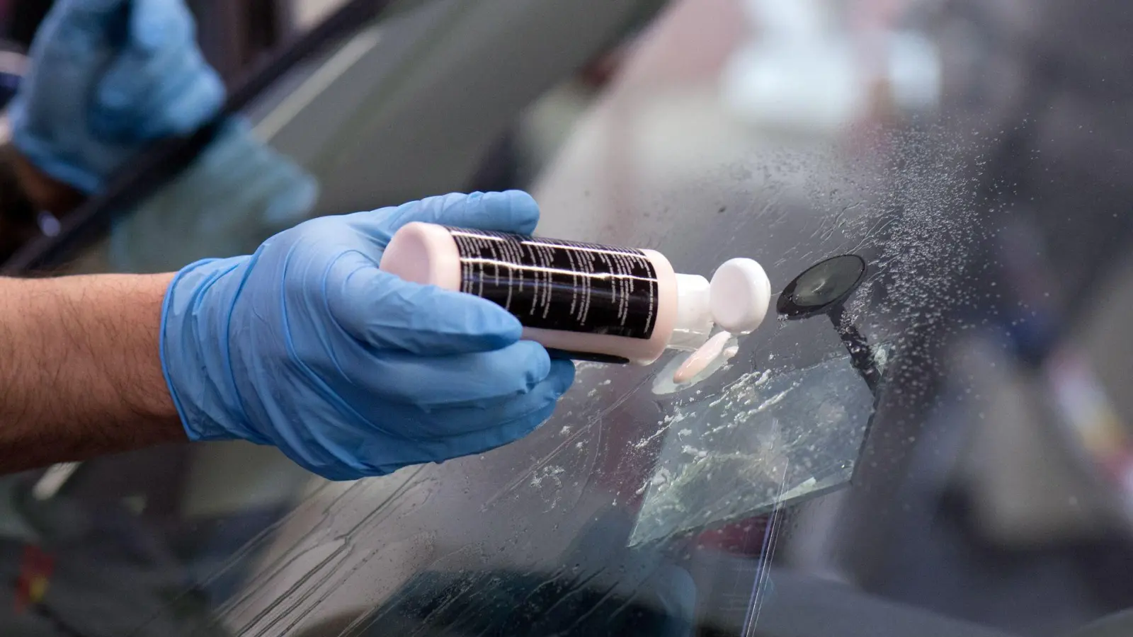 Knacks - ein Steinschlag im Glas muss nicht immer gleich den Austausch der ganzen Windschutzscheibe erfordern. (Foto: Arno Burgi/dpa-Zentralbild/dpa-tmn)