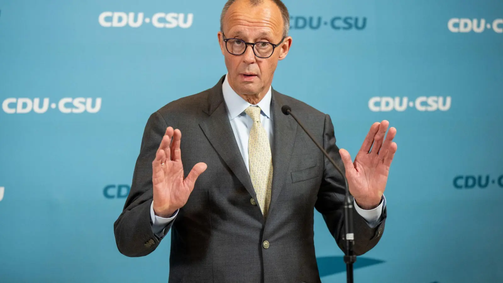 Geht Unions-Kanzlerkandidat Merz auf das Angebot von Kanzler Scholz zur Zusammenarbeit in drängenden Fragen ein? Merz will mit den Abgeordneten von CDU und CSU über das weitere Vorgehen beraten. (Foto: Michael Kappeler/dpa)