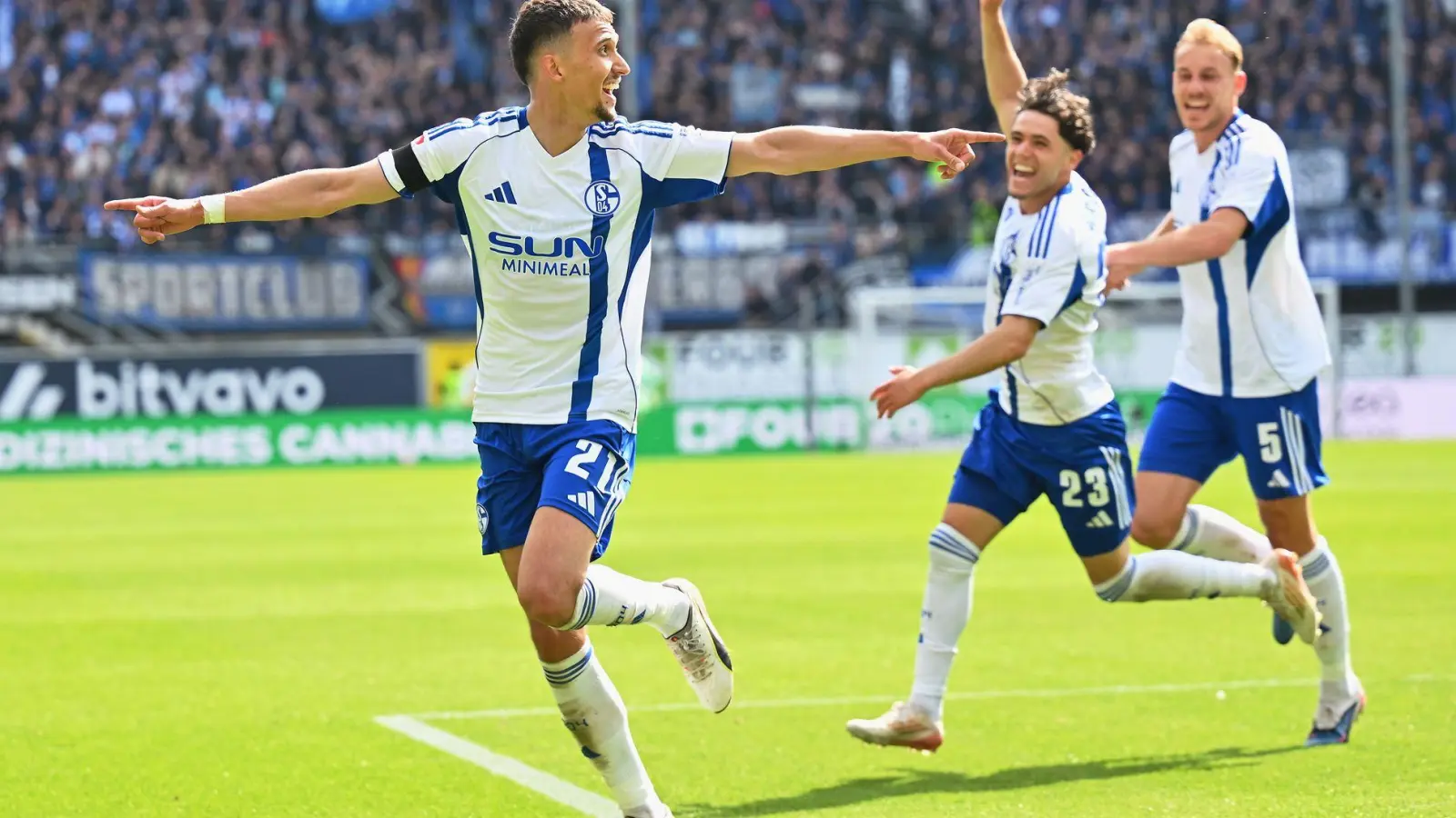 Schalke jubelt über das 3:2 in Paderborn.  (Foto: Swen Pförtner/dpa)