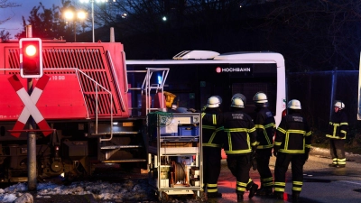 Schwerer Unfall mit Linienbus und Lokomotive in Hamburg. (Foto: Marcus Golejewski/dpa)