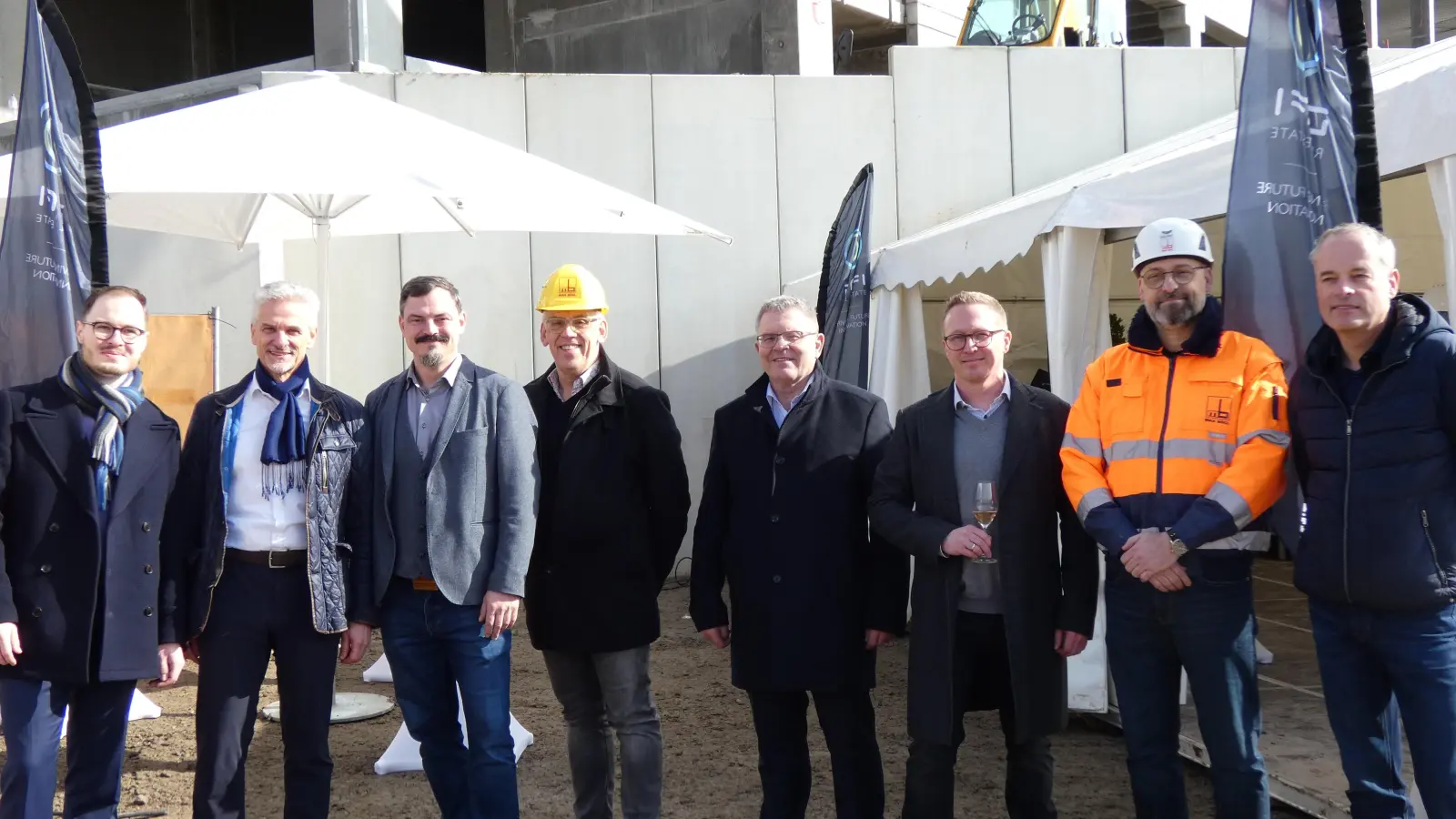 Für das Richtfest versammelten sich (von links): Justus Rapp (Sincor), Reinhard Hahn (DFI), Markus Nehmer (Bürgermeister), Andreas Meyer (Max Bögl), Johann Braun (Max Bögl, Vorstand Hochbau), Bastian Haupts (Van Wylick), Denis Rauert (Max Bögl) und Thomas Endres (Van Wylick). (Foto: Calotta Halbrock)