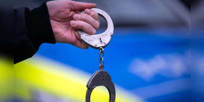 Bei der Kontrolle eines uneinsichtigen Frühlingsfest-Besuchers stellte die Polizei Ansbach fest, dass gegen ihn ein offener Haftbefehl vorliegt. (Symbolbild: Soeren Stache/dpa)