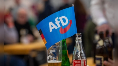 Die AfD in Bayern forderte 25 Cent Pfand pro Glasflasche und 5 Euro pro Getränkekiste - ohne Erfolg. Weder der Landtag noch der Verband Privater Brauer gingen bei der Forderung mit. (Illustration)  (Foto: Harald Tittel/dpa)