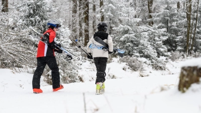 Manche nutzen das Wetter für Wintersport.  (Foto: Swen Pförtner/dpa)