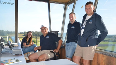 Theresa Billert, Dr. Arno Raupach, Michael Schmid und Stefan Sack (von links) im Tower des Flugplatzes. Eine „Klimafolie“ an den Fenstern soll verhindern, dass der Raum sich im Sommer zu sehr aufheizt. (Foto: Patrick Lauer)