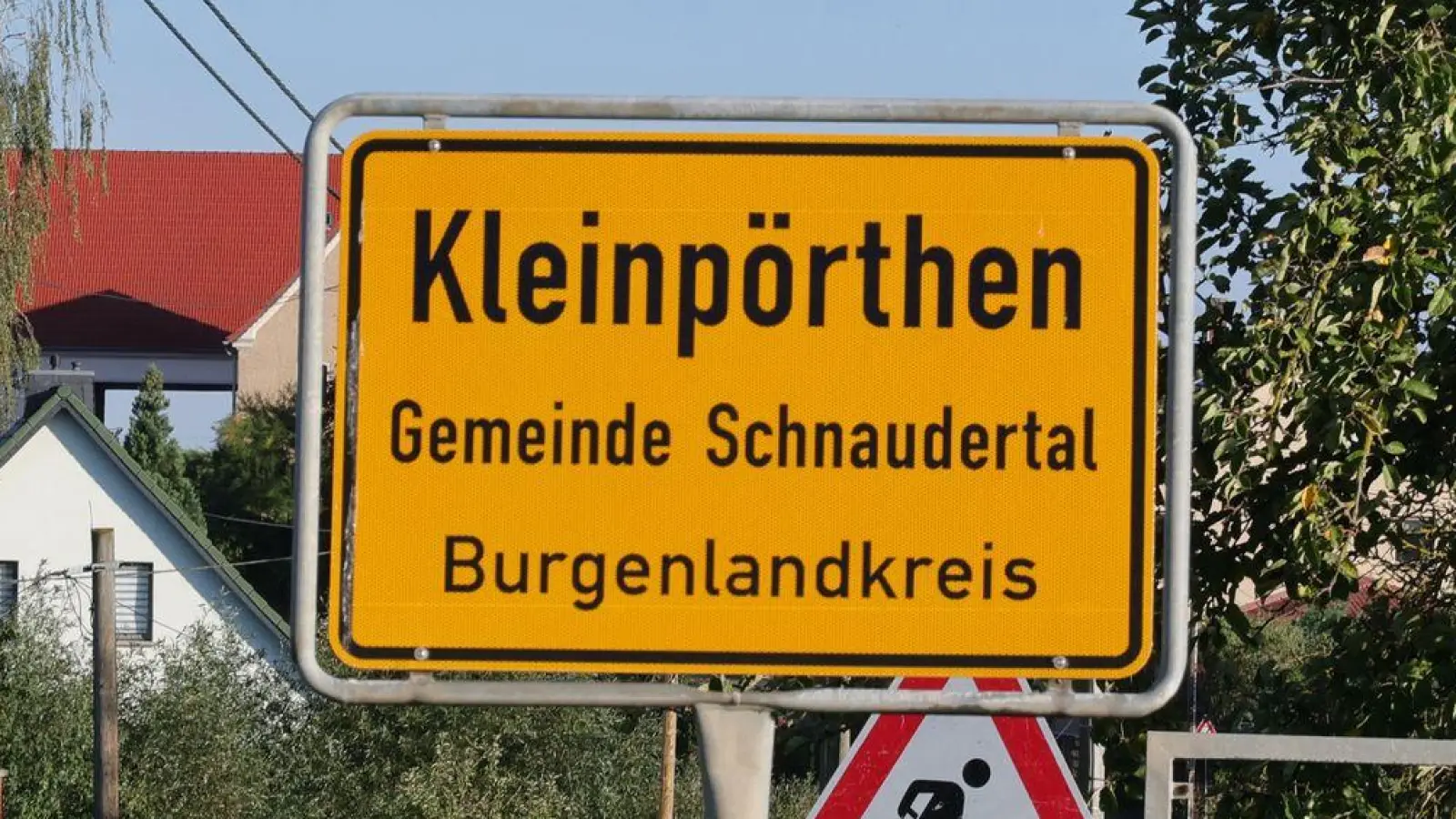 In Kleinpörthen im Süden Sachsen-Anhalts sind ein 38-jähriger Vater und sein fünfjähriger Sohn bei einem Hausbrand ums Leben gekommen.  (Foto: Bodo Schackow/dpa)