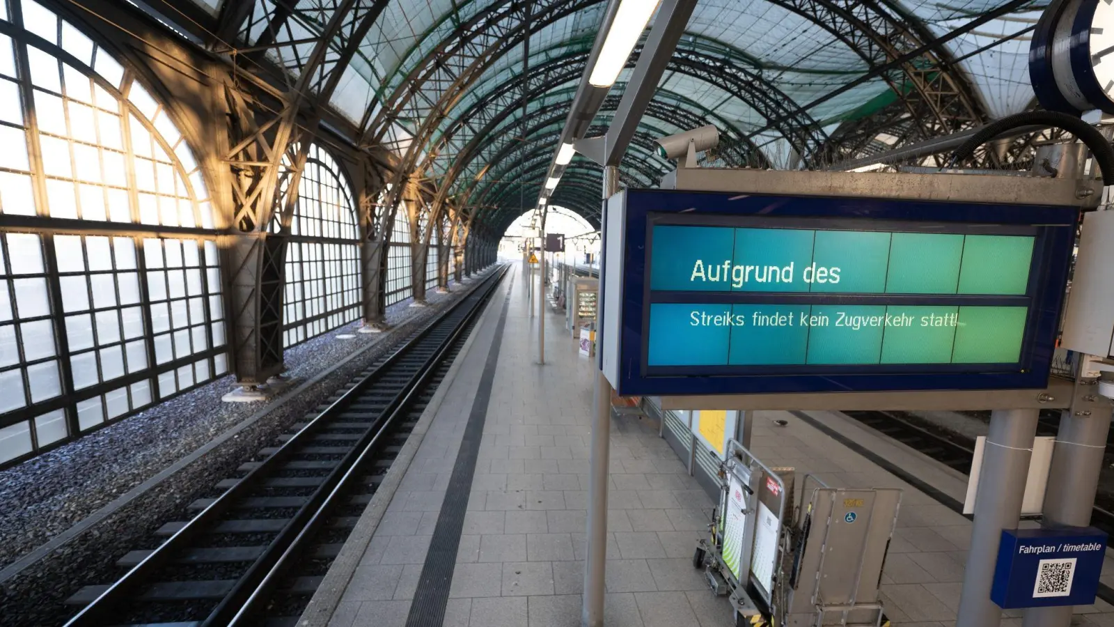 Keine Züge und keine Menschen im Hauptbahnhof Dresden. (Foto: Sebastian Kahnert/dpa)