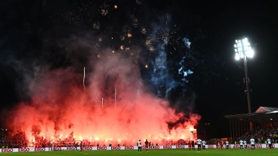 Bayern München muss wegen etlicher Pyrotechnik-Vergehen seiner Fans beim Pokalspiel in Ulm 150.000 Euro Strafe zahlen. (Foto: Tom Weller/dpa)