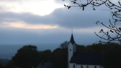 Regen und Sonne im Mix - auch die kommenden Tage bleibt es herbstlich. (Archivbild) (Foto: Pia Bayer/dpa)