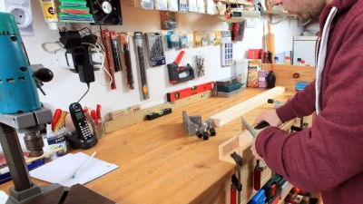 Damit das Basteln in einer Hobbywerkstatt Freude macht, sollte von der kleinsten Schraube bis zur größten Maschine alles seinen sicheren Platz haben. (Foto: Nestor Bachmann/dpa-tmn)