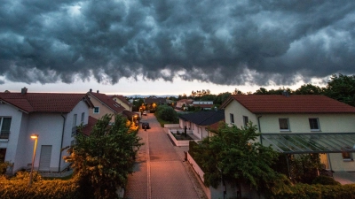 Häuser ohne Keller sind weniger hochwassergefährdet. Wenn ein Keller gebaut wird, sollte er aus wasserdichtem Beton bestehen und gut abgedichtet sein. (Foto: Armin Weigel/dpa)