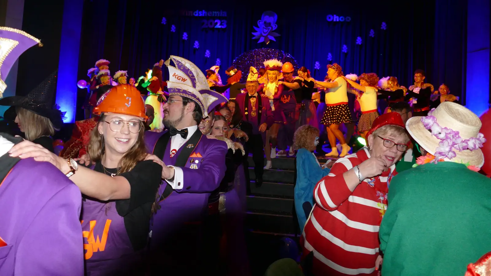 Zum Abschluss des gut besuchten Rosenmontagsballs zogen die Närrinnen und Narren mit einer flotten Polonaise durch den großen Saal des Kur- und Kongress-Centers. (Foto: Sylvia Fehlinger)