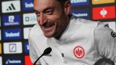 Schwung und Selbstbewusstsein: Eintracht-Coach Albert Riera.  (Foto: Marc Schüler/dpa)