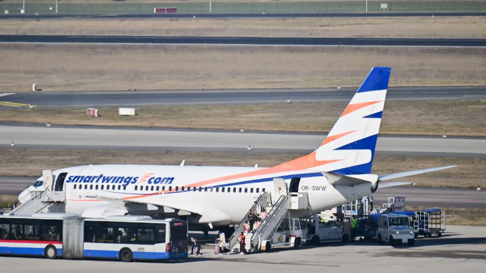 Es ist bereits der zweite Charterflug für Afghaninnen und Afghanen, die von Islamabad nach Deutschland gebracht werden. (Foto: Sebastian Christoph Gollnow/dpa)