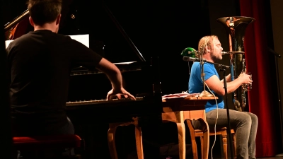 Andreas Marti Hofmeier, Tuba-Professor, brillanter Musiker und großartiger Erzähler, begeisterte am Freitagabend zusammen mit seinem Pianisten Bendict Streicher in der NeuStadtHalle. (Foto: Judith Marschall)