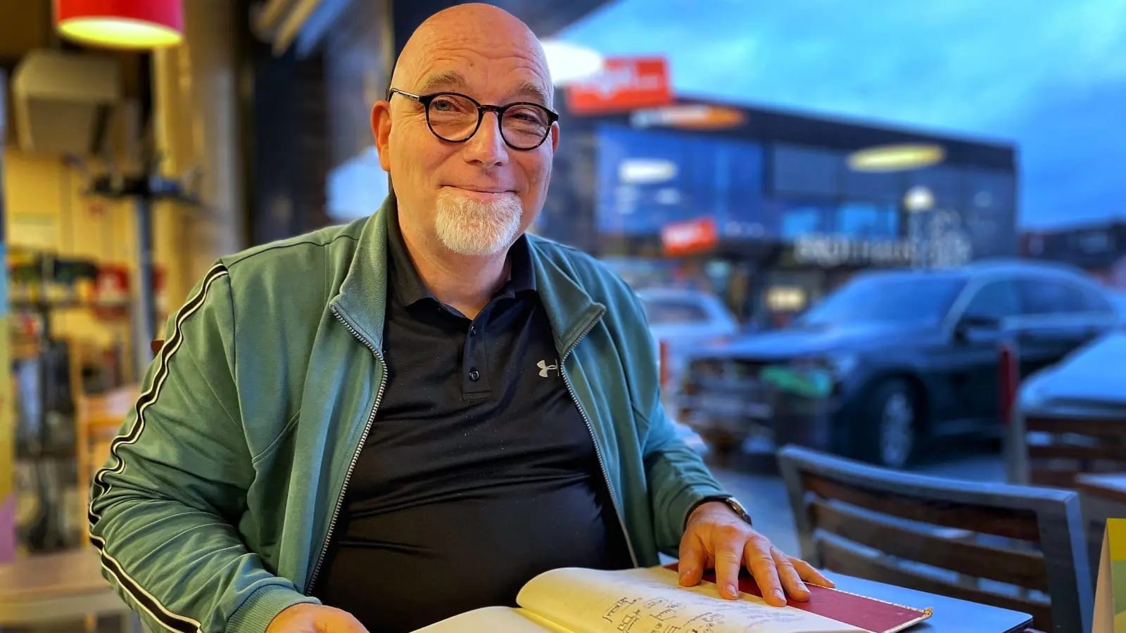 An seinem Hauptschreibplatz: Christian Laubert, der künstlerische Leiter des Freilandtheaters, in einem Ansbacher Supermarkt-Bistro. Sein neues Stück hat am 10. Januar Premiere. (Foto: Thomas Wirth)