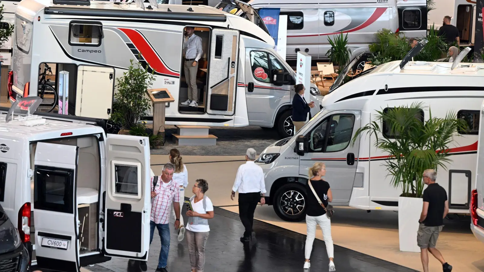 Caravaning-Boom: Die Auswahl an Wohnmobilen und -anhängern wächst, wie ein Besuch auf dem „Caravan Salon“ in Düsseldorf zeigt. (Foto: Federico Gambarini/dpa/dpa-tmn)