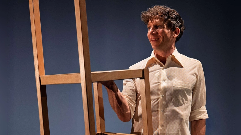 Lukas Aue in der preisgekrönten Theaterproduktion „Entglitten”, die ohne Worte eine poetische Geschichte erzählt. (Foto: Stefan Kammerer)