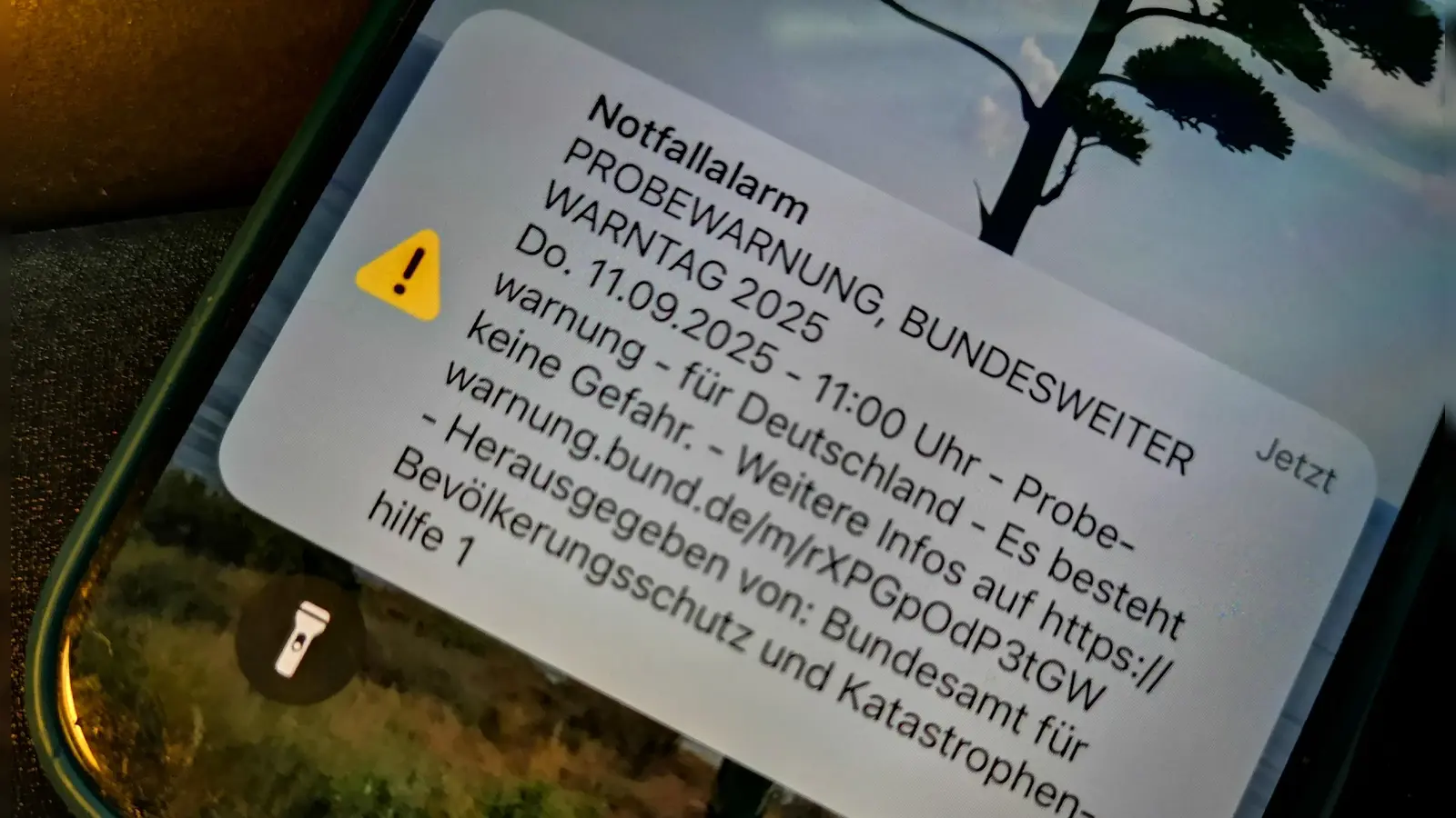 Es ist wieder bundesweiter Warntag. Um 11 Uhr dürften das viele Menschen über ihr Handy mitbekommen haben. (Foto: Jürgen Binder)