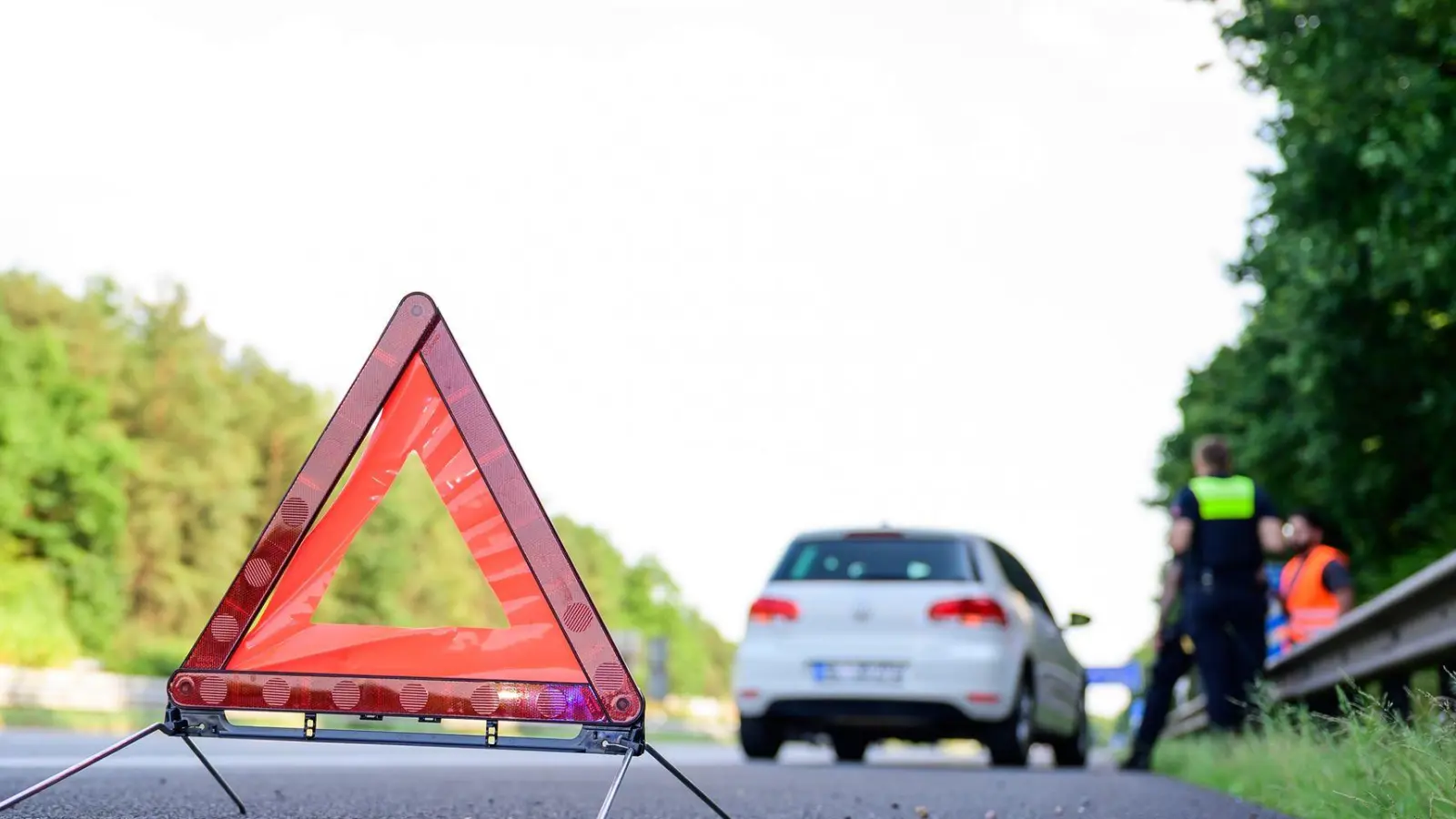 Streit nach Reifenplatzer: Ein Betroffener will den Schaden von der Versicherung ersetzt bekommen - doch die zahlt nicht. Es geht vor Gericht. (Foto: Philipp Schulze/dpa/dpa-tmn)
