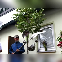 Eine Linde und ein Windspiel hatte Bürgermeisterin Dr. Birgit Kreß als Gastgeschenk zur Jubiläumsfeier nach Linden mitgebracht. (Foto: Gudrun Schwarz)
