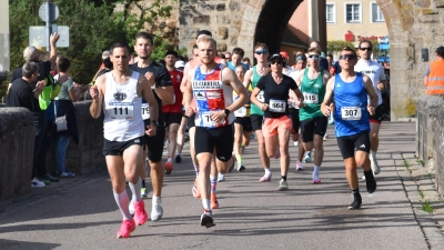 Klassischer Blick: Beim Herrieder Stadtlauf passieren die Läuferinnen und Läufer auch das signifikante Storchentor. (Archivbild: Jörg Behrend)