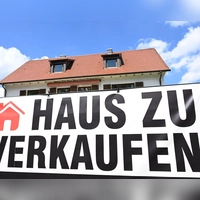 Bei den Hauspreisen gibt es in Deutschland riesige Unterschiede: In den großen Metropolen für die Mehrheit unbezahlbar, in strukturschwachen Regionen im Norden und Osten günstig. (Symbolbild) (Foto: Bernd Weißbrod/dpa)