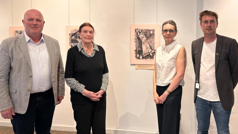 Sieglinde Bottesch (links) und Dr. Heinke Fabritius (rechts) näherten sich in einem Gespräch dem künstlerischen Kontext des „Hexenzyklus”, der in den vergangenen Wochen im Haus der Geschichte zu sehen war. Rainer Lehni (ganz links) und Philip Schürlein (ganz rechts) betonten das große Interesse des Publikums an der Ausstellung. (Foto: Martina Haas)