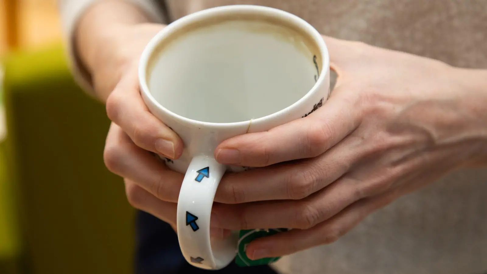 Hartnäckige Teeränder in der Tasse? Mit einem Hack sollen sie sich einfach entfernen lassen. (Foto: Christin Klose/dpa-tmn)