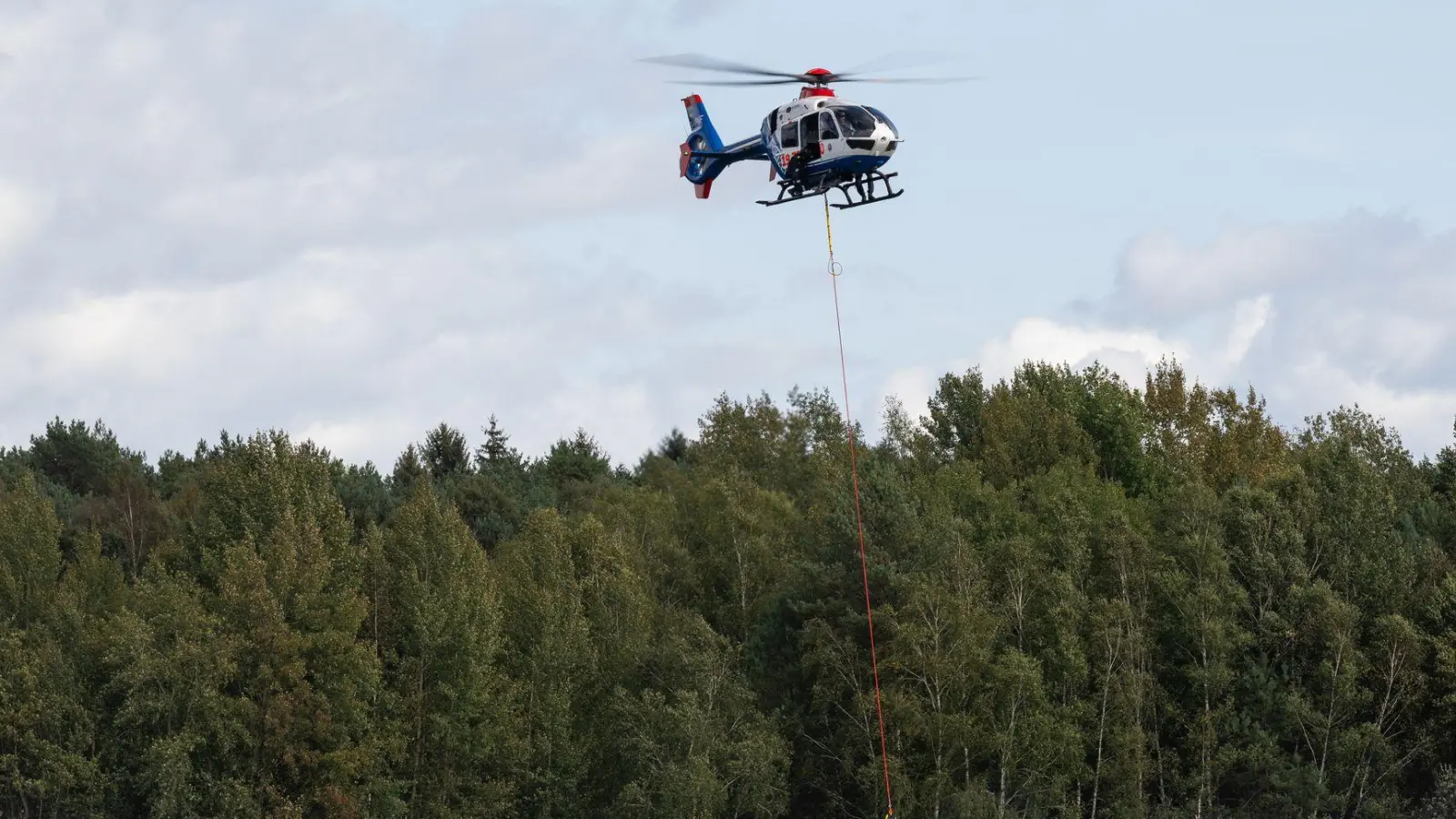 Neben mehr als 1.000 Einsatzkräften sind auch Hubschrauber und Helikopter im Einsatz. (Foto: Philipp Schulze/dpa)