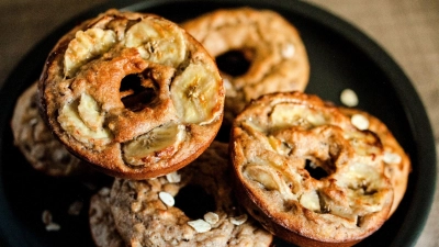 Die Süße in den Banana Bread Donuts kommt ausschließlich aus reifen Bananen und Cranberries. (Foto: Aileen Kapitza/minzgruen.com/dpa-tmn)