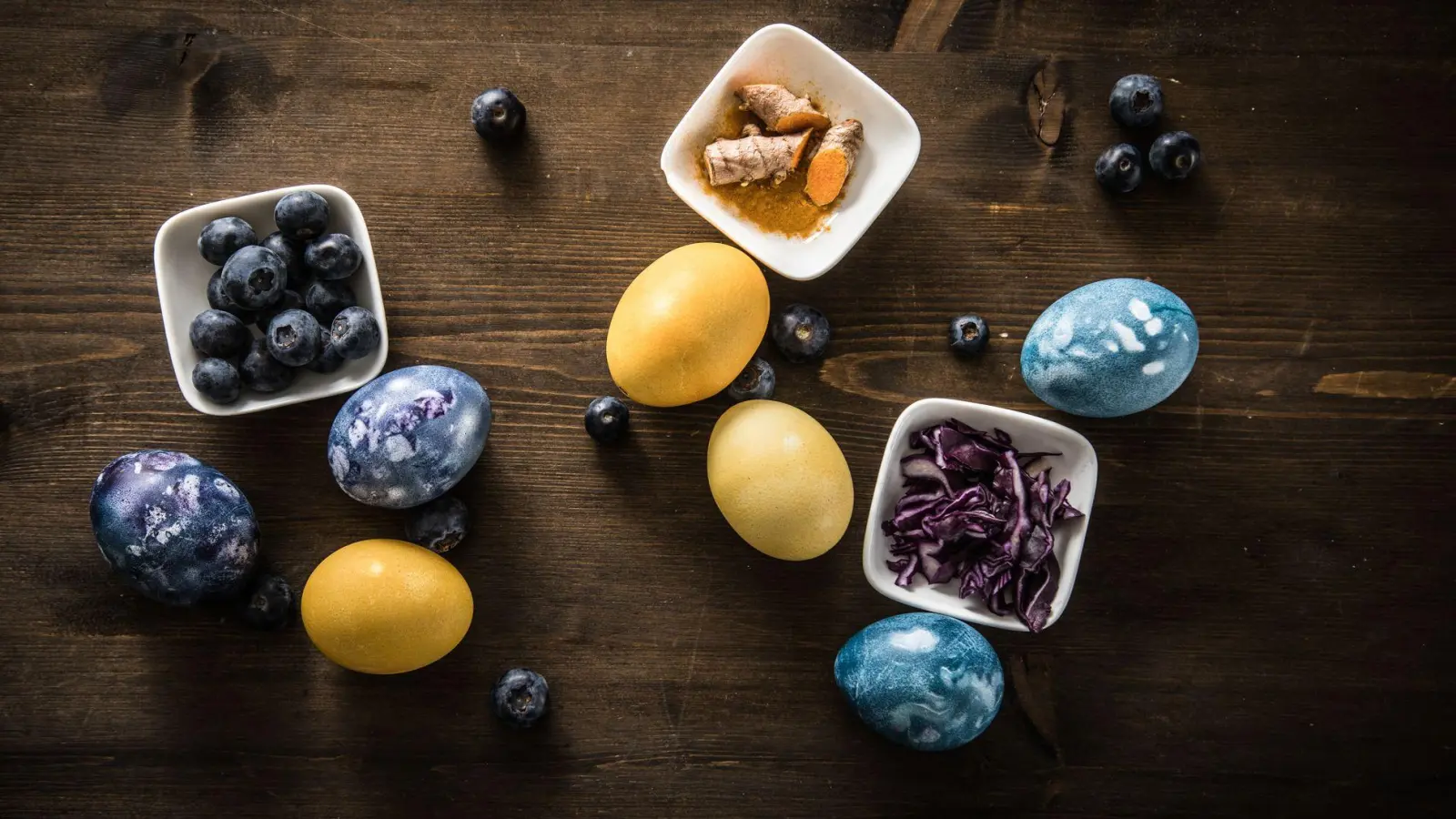 Kurkuma, Rotkohl, Heidelbeeren: Auch natürliche Zutaten eignen sich zum Färben von Ostereiern. (Foto: Christin Klose/dpa-tmn)
