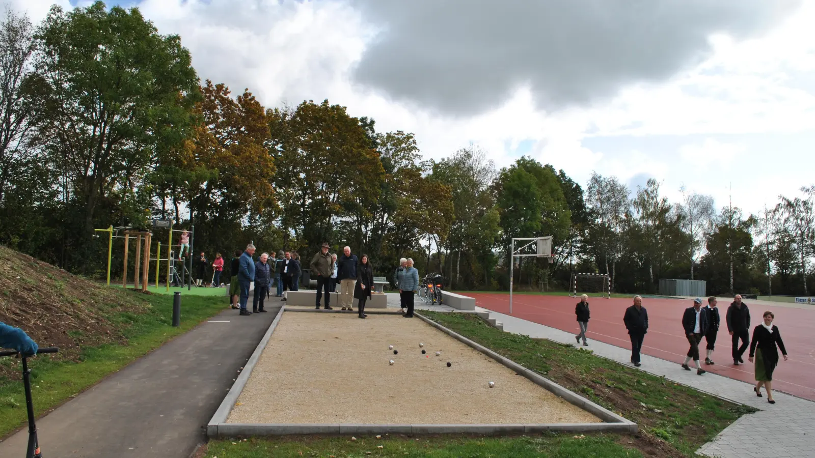 Allerhand Möglichkeiten bietet der neue Bewegungspark in Weidenbach. (Foto: Petra Mai)