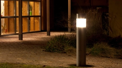 Werden Nachbarn durch die Außenbeleuchtung erheblich gestört, kann unter Umständen verlangt werden, dass die Lichter in der Nacht ausgeschaltet werden müssen. (Foto: Kai Remmers/dpa-tmn)
