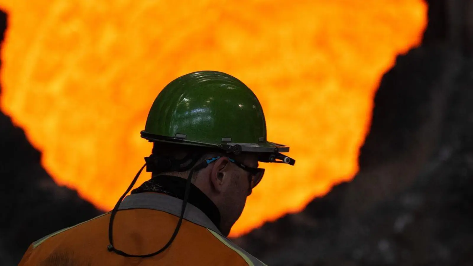 Branche in der Krise: Gestiegene Energiepreise, Billigimporte vor allem aus China, Kosten für den Umbau hin zu einer klimafreundlicheren Stahlproduktion sowie hohe US-Zölle bereiten der Stahlindustrie Probleme. (Archivbild) (Foto: Sebastian Kahnert/dpa)